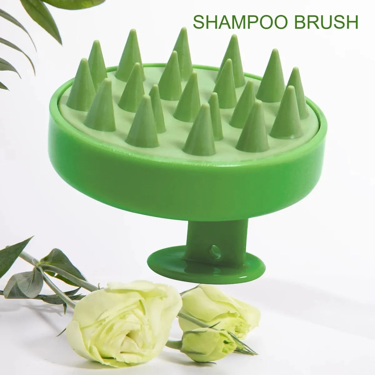 Brosse de massage en silicone vert nature avec picots coniques et roses blanches sur fond naturel