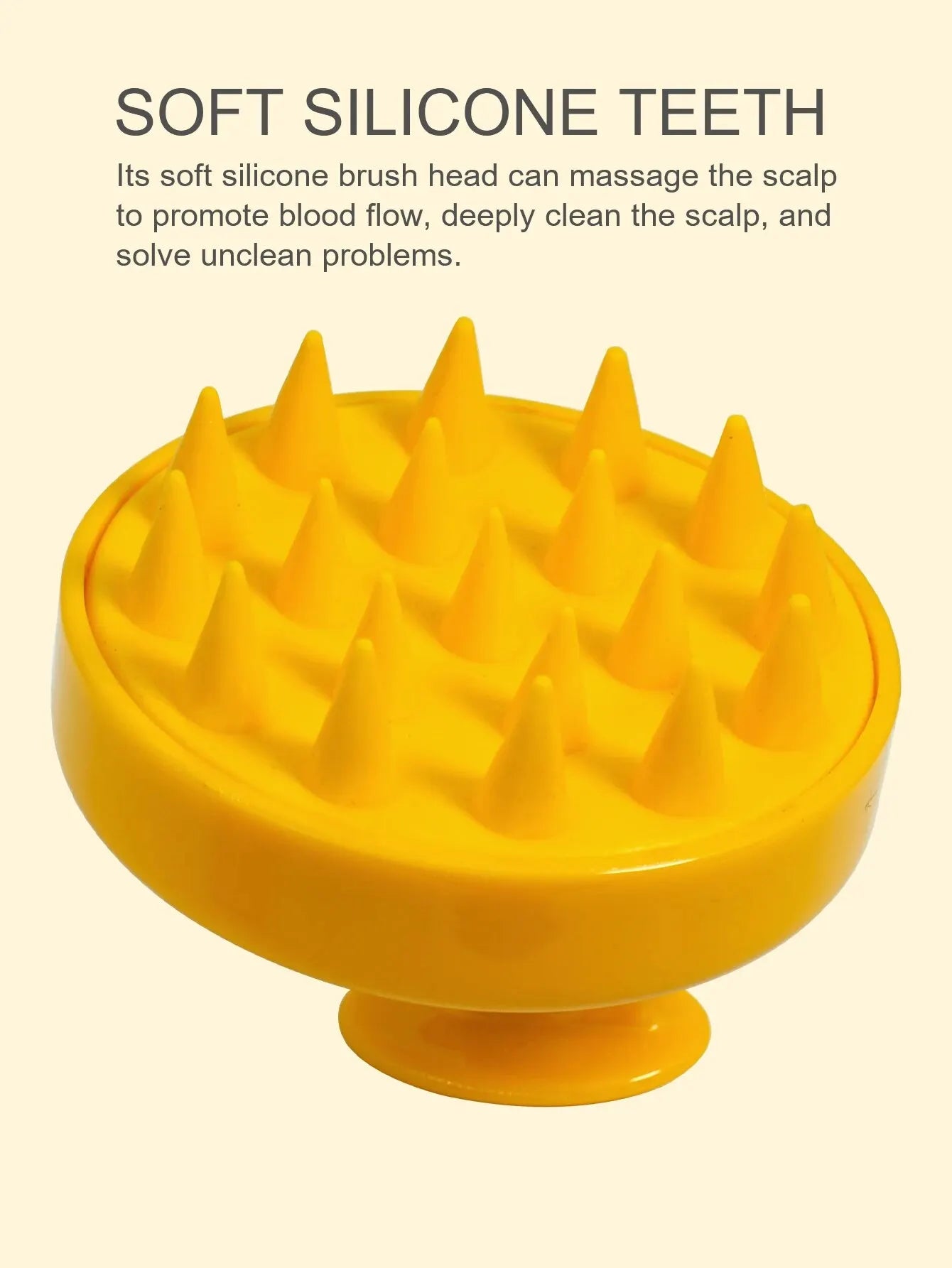 Vue de dessous de la brosse de massage en silicone jaune montrant les picots souples qui massent le cuir chevelu et favorisent la circulation sanguine